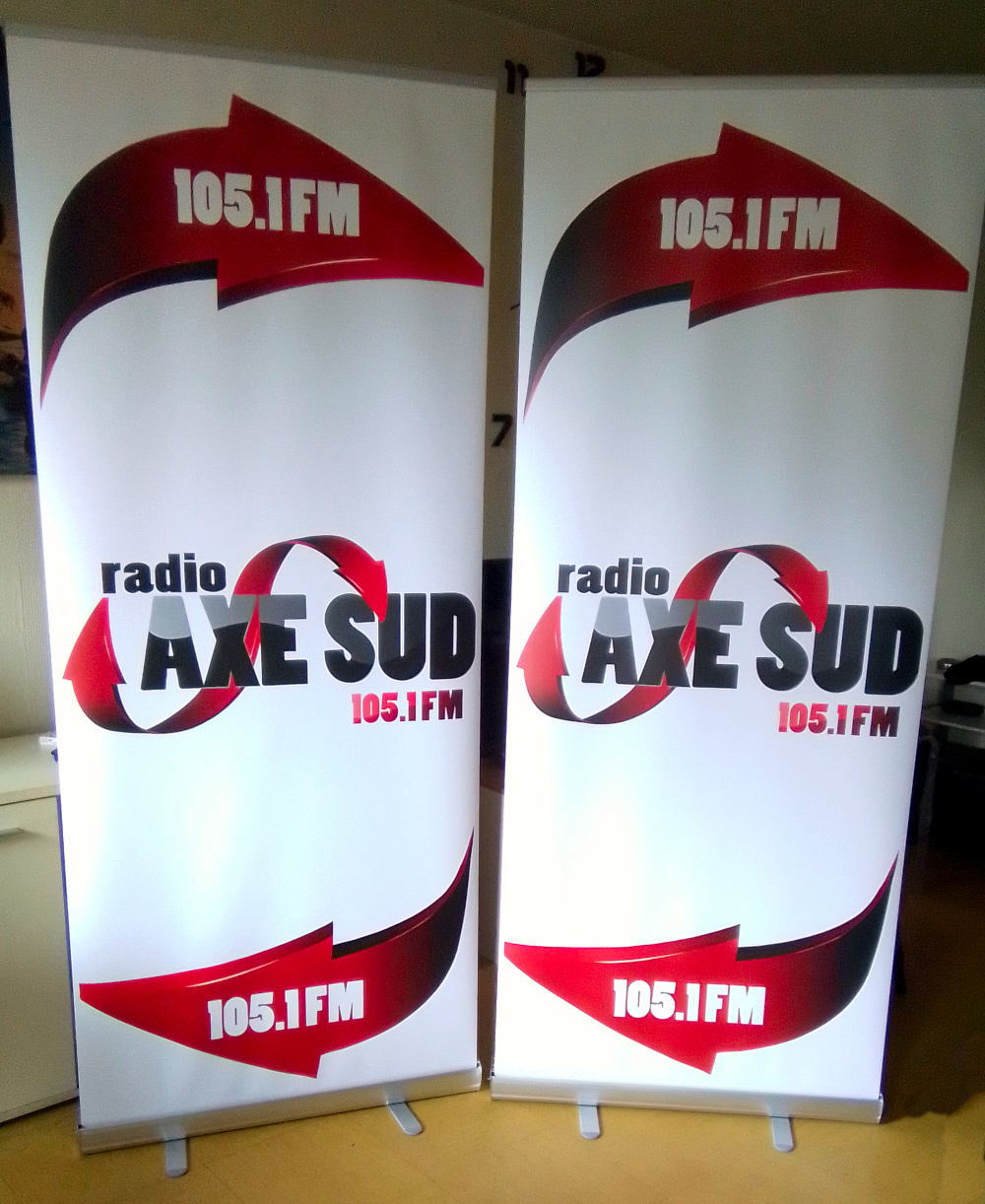 2 RollUps avec le logo de la radio Axe Sud de Muret (Haute-Garonne) 2 RollUps avec le logo de la radio Axe Sud de Muret (Haute-Garonne)